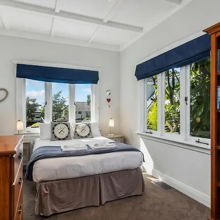 Grand Character Villa In Meadowbank